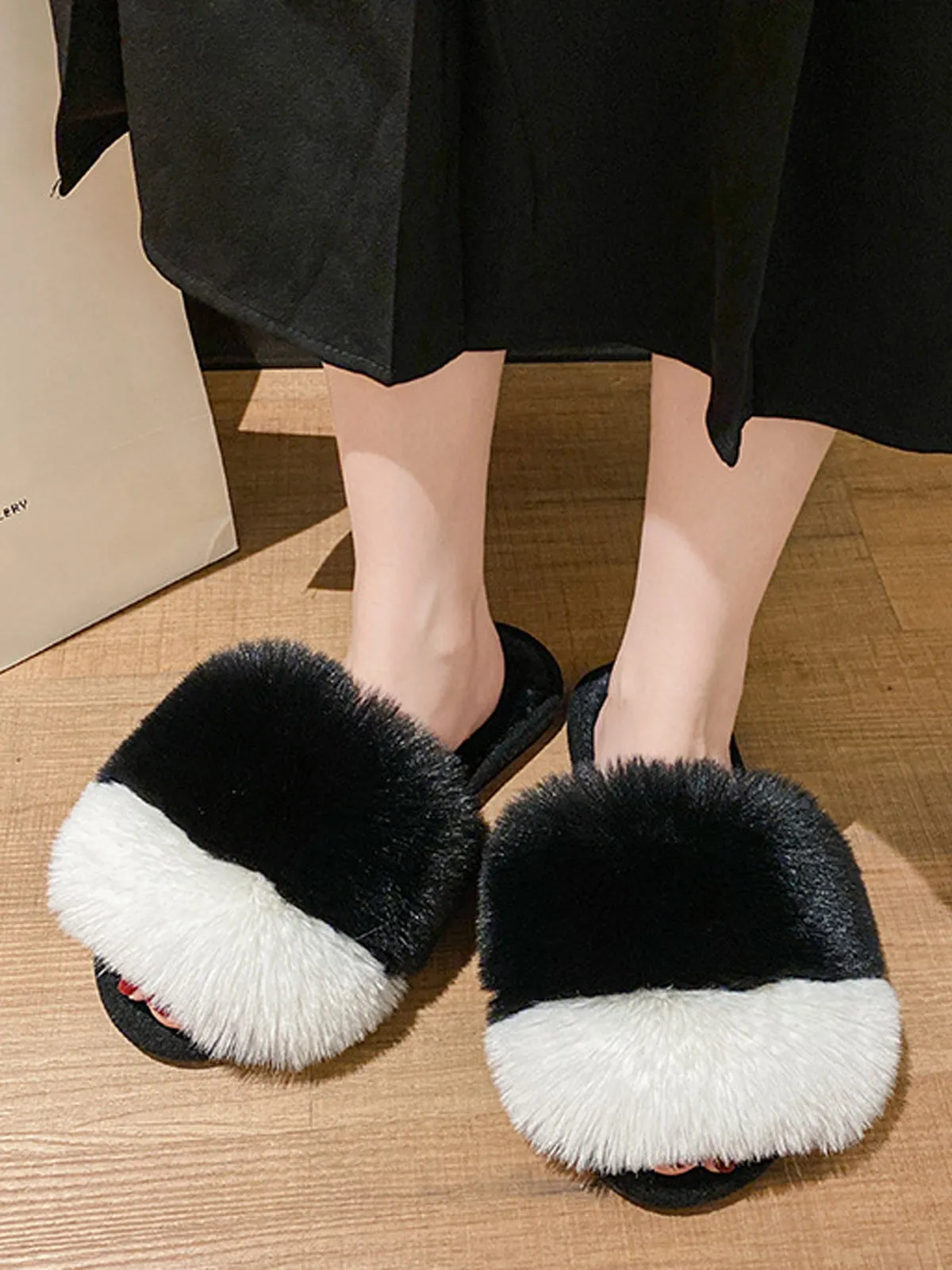 Colorblock Plush Slippers - Black
